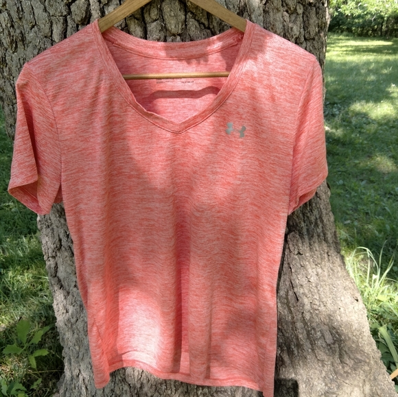 Under Armour Tops - ⬇️ Price Drop!⬇️Under Armour Heat Gear Shirt in size L
